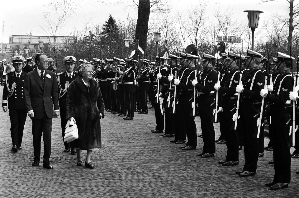 Inspectie van de Marinierskapel en van het korps Adelborsten, Bestanddeelnr 930-2355