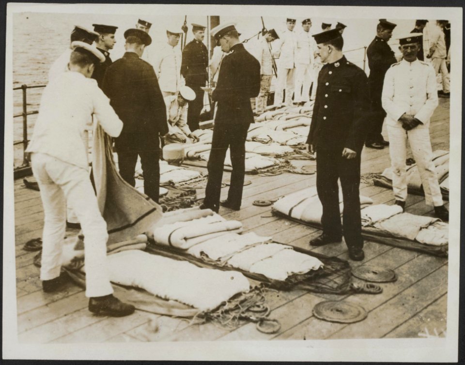 Inspection of bedding on the quarter deck, Bestanddeelnr 158-2693