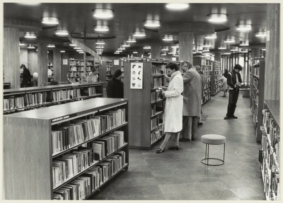 Interieur van de Stadbibliotheek aan het Doelenplein. NL-HlmNHA 54013137