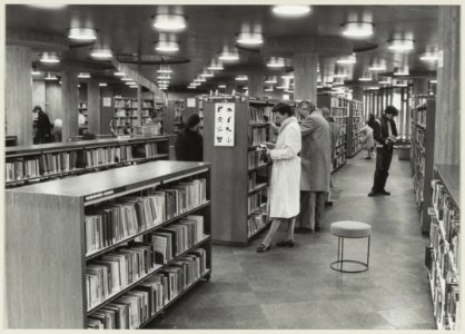 Interieur van de Stadbibliotheek aan het Doelenplein. NL-HlmNHA 54013137