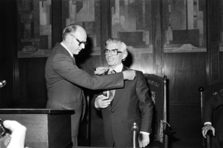 Installatie nieuwe burgemeester van Amsterdam Wim Polak wethouder Verhey hangt P, Bestanddeelnr 929-2308