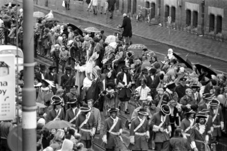Intocht St Nicolaas in Amsterdam, St Nicolaas rijdt op het Damrak, Bestanddeelnr 926-0324