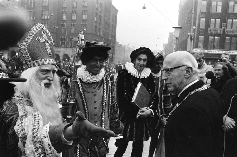 Intocht St Nicolaas in Amsterdam uitreiking ICA-penningen, Bestanddeelnr 928-2718