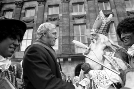 Intocht St Nicolaas in Amsterdam, Sint met Wim Ruska , die ICA penning heeft g…, Bestanddeelnr 926-0332