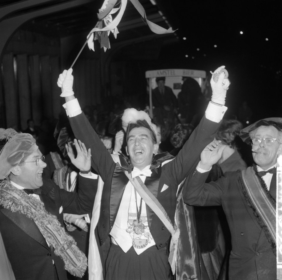 Intocht Prins Carnaval te Amsterdam, Prins Carnaval begroet bij zijn aanhangers, Bestanddeelnr 911-7638