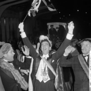 Intocht Prins Carnaval te Amsterdam, Prins Carnaval begroet bij zijn aanhangers, Bestanddeelnr 911-7638