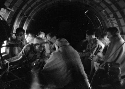 Interieur van een Dakota met KNIL-militairen aan boord, Bestanddeelnr 5529