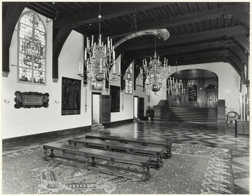 Interieur van de Gravenzaal in het stadhuis, ziende naar het noorden. NL-HlmNHA 54020170