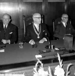 Installatie Dr. J. Samkalden als burgemeester Amsterdam Samkalden met voorzitter, Bestanddeelnr 920-6184
