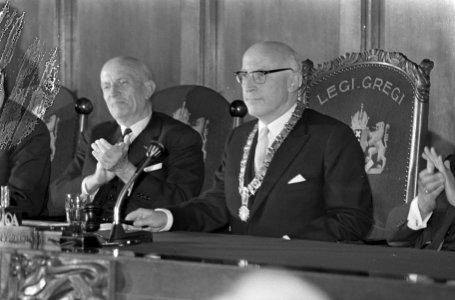 Installatie Dr. J. Samkalden als burgemeester Amsterdam Applaus van dr. Koets vo, Bestanddeelnr 920-6167