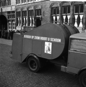 Installatie door burgemeester van Bergen op Zoom van het actiecomite Opgeruimd , Bestanddeelnr 911-9141