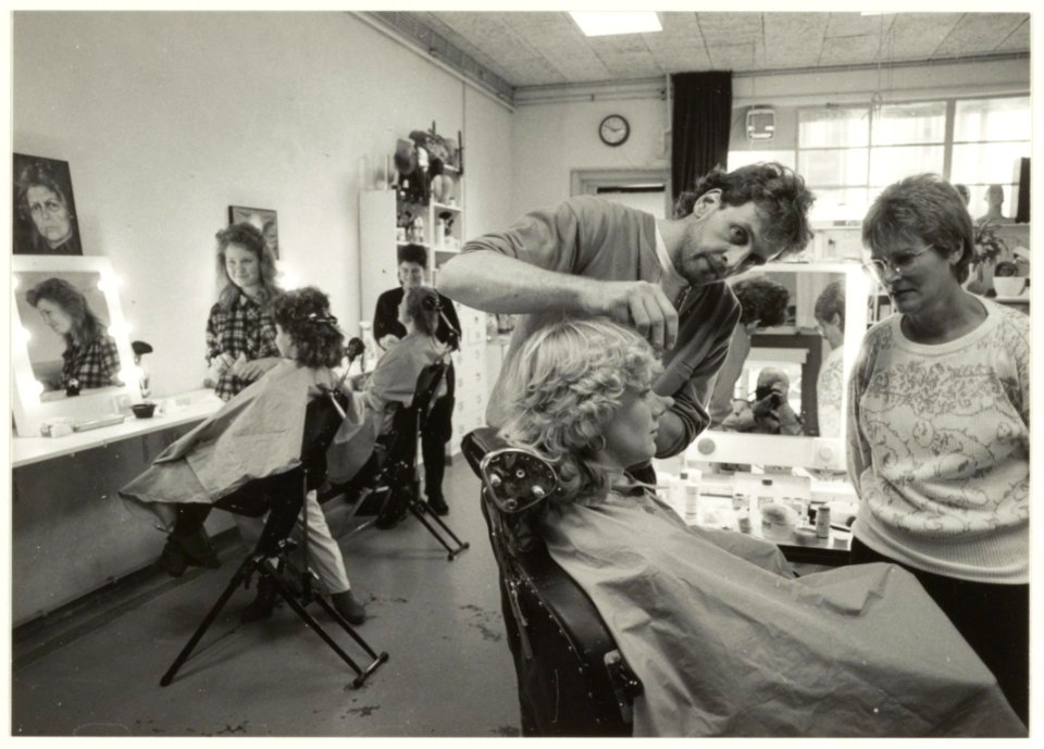 Interieur grimeeratelier 'Fantasy Face' in de Schagchelstraat. Foto Ed Veldman met zijn cursisten. NL-HlmNHA 54020717