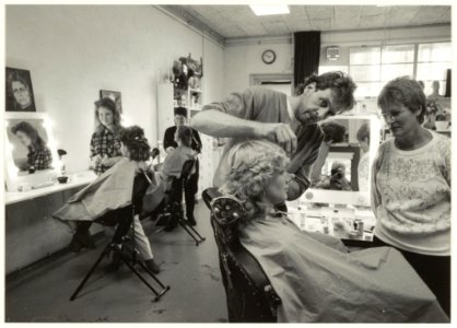 Interieur grimeeratelier 'Fantasy Face' in de Schagchelstraat. Foto Ed Veldman met zijn cursisten. NL-HlmNHA 54020717