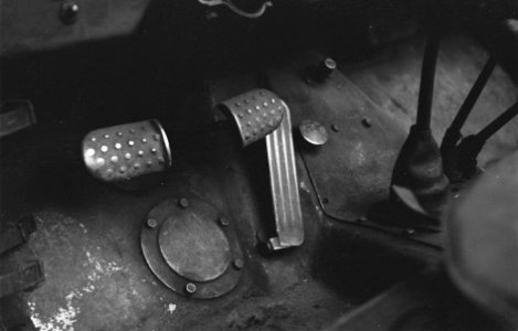 Interieur jeep, met bedieningspedalen en versnellingpoken, Bestanddeelnr 205-6-4
