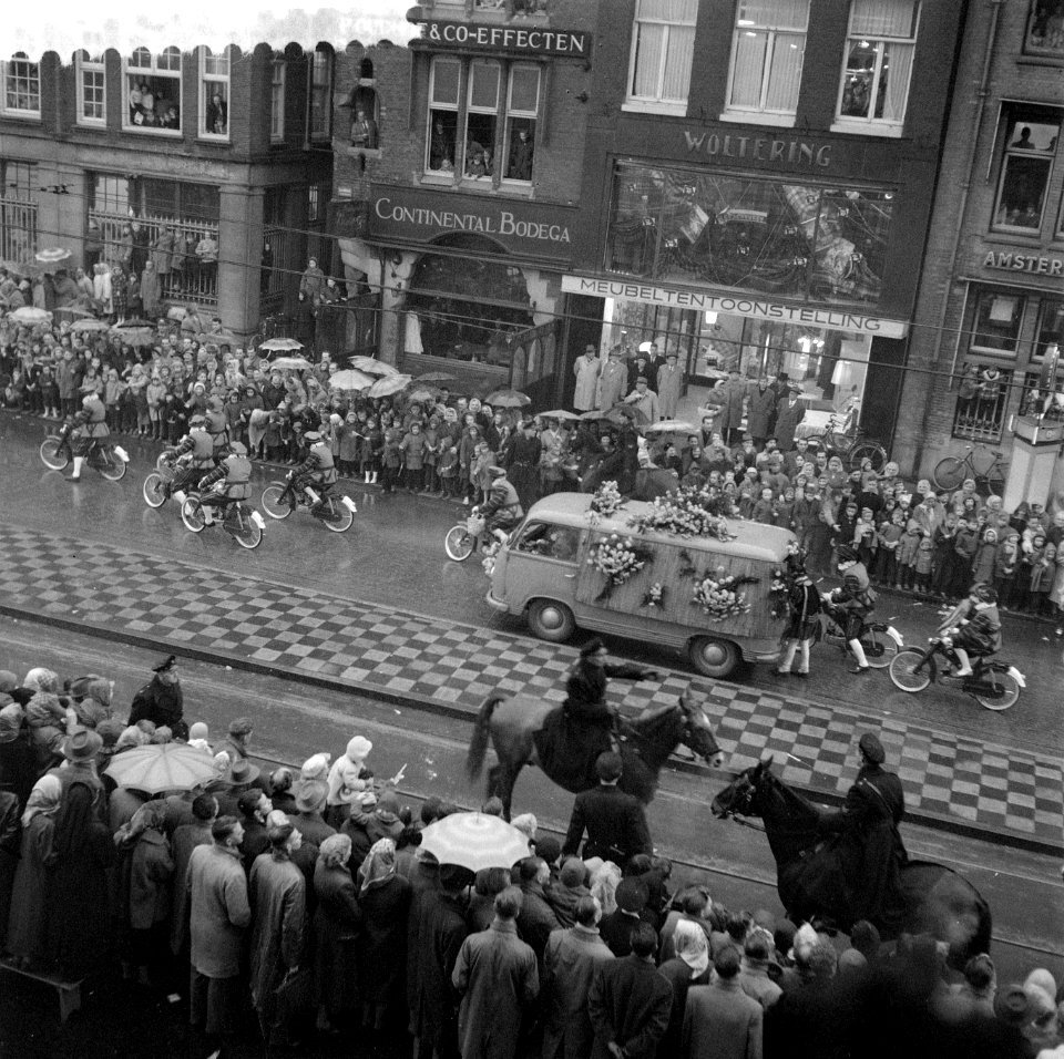Intocht Sint Nicolaas in Amsterdam Praalwagen van de Bijenkorf, Bestanddeelnr 909-1211