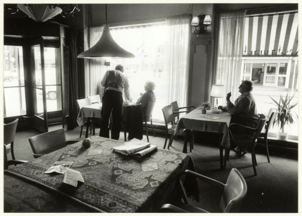 Interieur café-restaurant 't Heerenhek Houtpleinhoek Tempeliersstraat. NL-HlmNHA 54032016