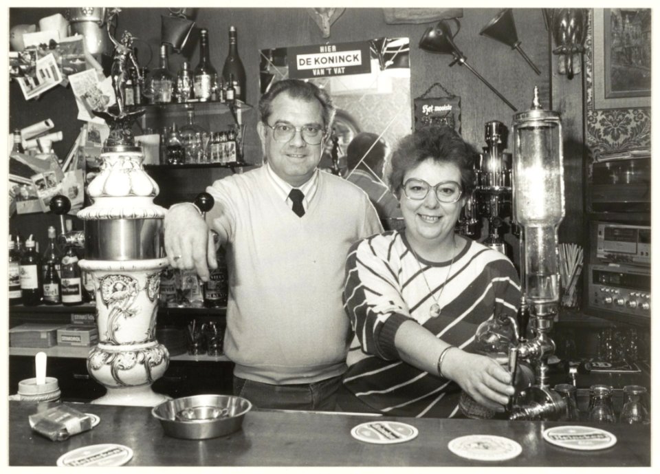 Interieur Café 'De Oude Florijn, Lange Veerstraat 28. Achter de tap de eigenaars Kees en Gerda Wegkamp
