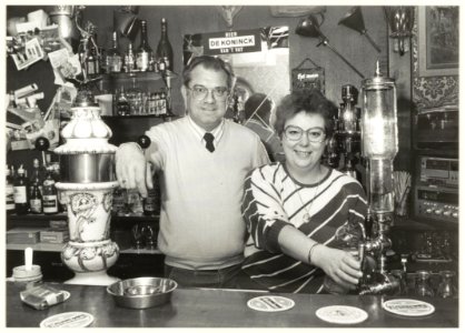 Interieur Café 'De Oude Florijn, Lange Veerstraat 28. Achter de tap de eigenaars Kees en Gerda Wegkamp