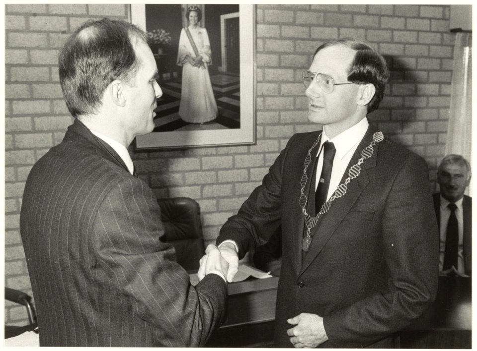Installatie van Gerard H. van Egerschot tot burgemeester van Bennebroek op 2 april 1984 door loco-burgemeester Karel B.F.m. Zwetsloot in het gemeentehuis aan de Bennebroekerlaan te Bennebroe, NL-HlmNHA 54016688
