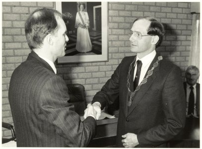 Installatie van Gerard H. van Egerschot tot burgemeester van Bennebroek op 2 april 1984 door loco-burgemeester Karel B.F.m. Zwetsloot in het gemeentehuis aan de Bennebroekerlaan te Bennebroe, NL-HlmNHA 54016688