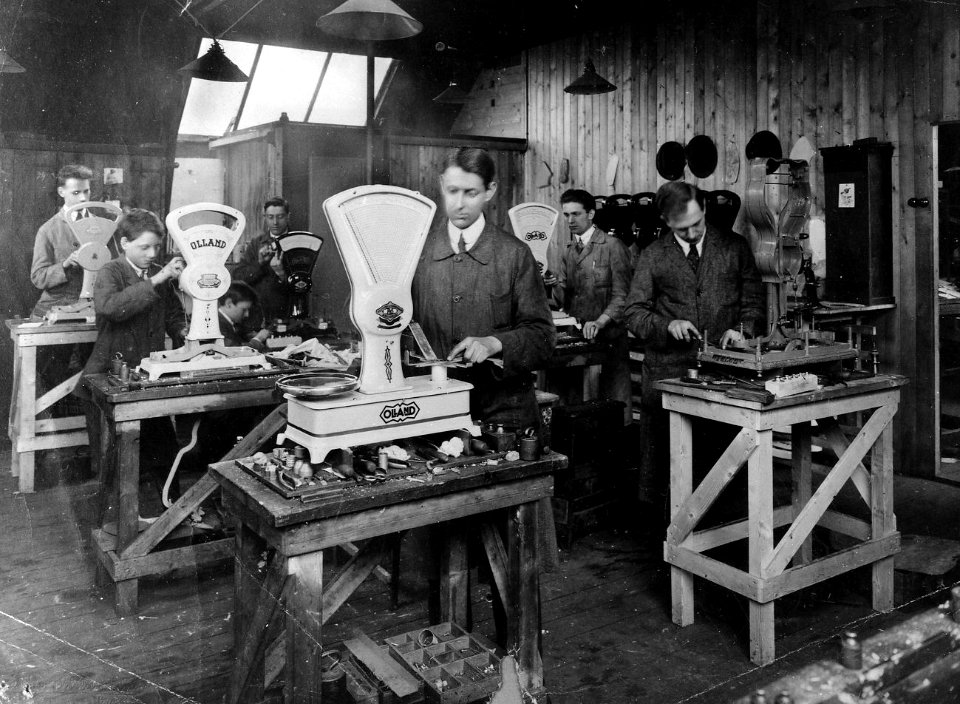 Interieur van de weegschalenfabriek Olland