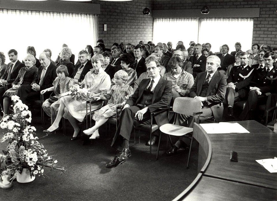 Installatie van G.H. van Egerschot tot burgemeester van Bennebroek de zaal een moment vóór de installatie afbeelding door Fotopersbureau C. de Boer. - Haarlem de Boer, 1984. - 1 foto, NL-HlmNHA 54016689