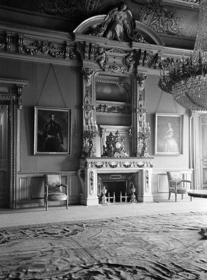 Interieur van een paleis (in Parijs) met portretten van Koningin victoria en Pr, Bestanddeelnr 254-2657
