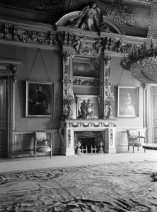 Interieur van een paleis (in Parijs) met portretten van Koningin victoria en Pr, Bestanddeelnr 254-2657
