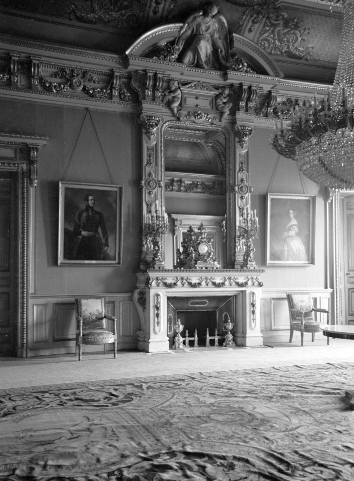 Interieur van een paleis (in Parijs) met portretten van Koningin Victoria en Pr, Bestanddeelnr 254-2659