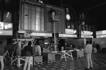 Installatie informatiepaneel in hal van Centraal Station Amsterdam met vertrekti, Bestanddeelnr 933-8077 photo