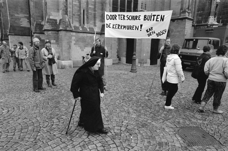 Installatie Bisschop Ter Schure in de St. Jans Kerk in Den Bosch buiten werd t, Bestanddeelnr 933-2598