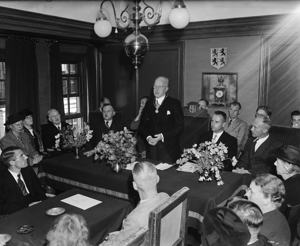Installatie van burgemeester Provily van Krommenie. Rechts van de burgemeester z, Bestanddeelnr 902-3227