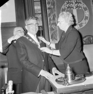 Installatie burgemeester Thomassen, mejuffrouw mr. J. Zeelenberg doet hem de amb, Bestanddeelnr 917-6807
