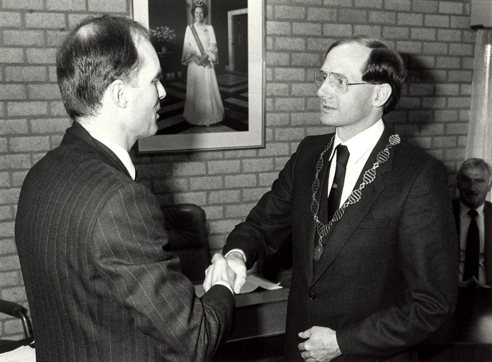 Installatie van G.H. van Egerschot tot burgemeester van Bennebroek door de loco-burgemeester K.B.F.M. Zwetsloot afbeelding door Fotopersbureau C. de Boer. - Haarlem de Boer, 1984. - 1 foto, NL-HlmNHA 54016688
