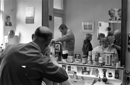 Interieur heren kapperszaak, opdracht Volkskrant, Bestanddeelnr 922-1908