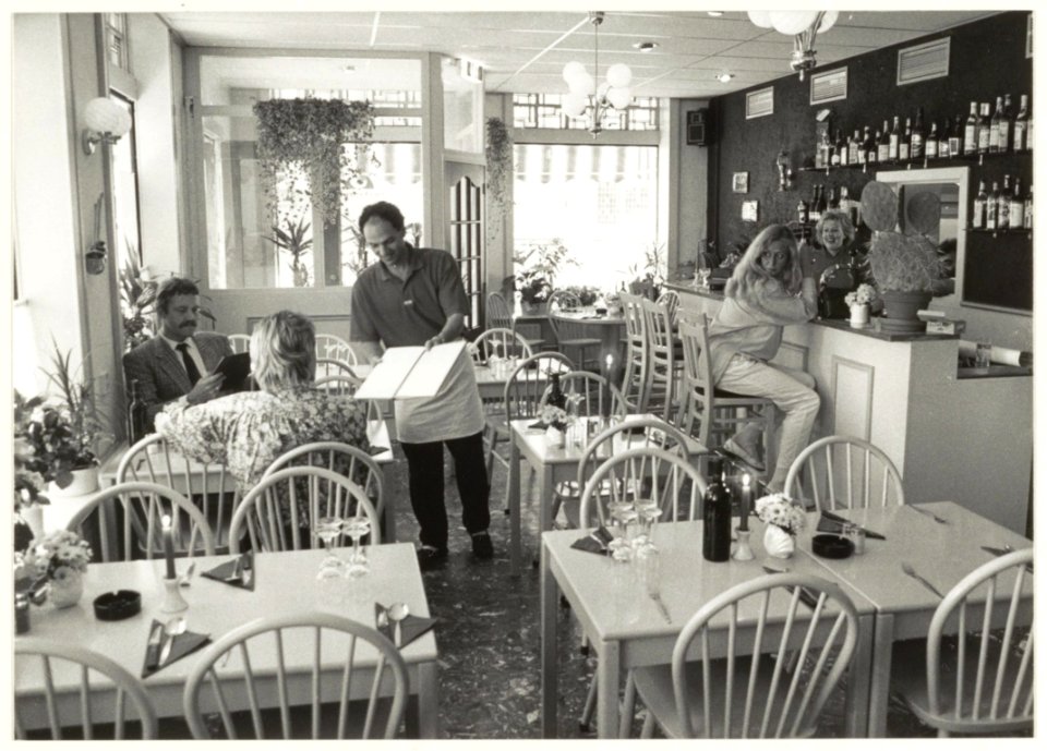 Interieur Egyptisch restaurant 'The Desert' Lange Veerstraat hoejk Damstraat. NL-HlmNHA 54020829