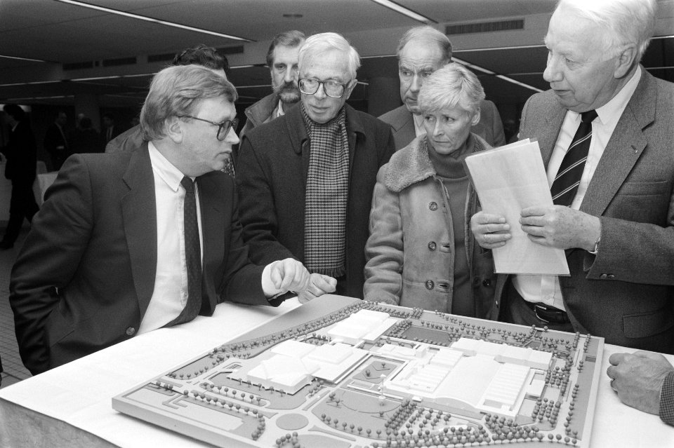 Inspraakavond over uitbreidingsplannen RAI-complex protest tegen uitbreiding, Bestanddeelnr 934-1677