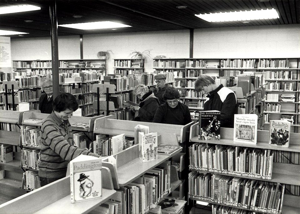 Interieur van de Openbare bibliotheek Bennebroek afbeelding door United Photos de Boer. - Haarlem de Boer, 1988. 1 foto 12,5x17,5 cm. Afgebeeld is een kijkje in de Openbare Bibliotheek van Bennebroek 