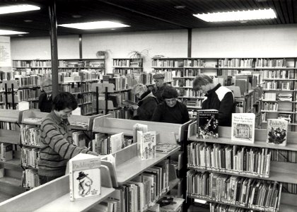 Interieur van de Openbare bibliotheek Bennebroek afbeelding door United Photos de Boer. - Haarlem de Boer, 1988. 1 foto 12,5x17,5 cm. Afgebeeld is een kijkje in de Openbare Bibliotheek van Bennebroek 