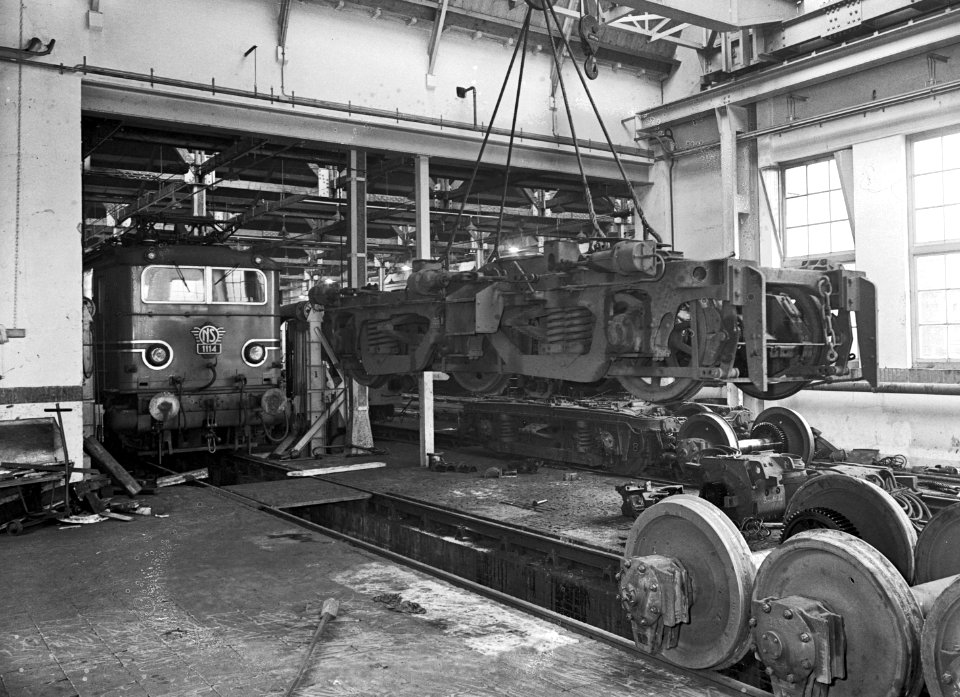 Interieur van de revisieloods van de N.S. te Maastricht met een draaistel van een locomotief uit de serie 1200 en de loc 1114 - HUA-159400
