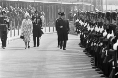 Inspectie van de erewacht door koningin Juliana en gouverneur-generaal Michener, Bestanddeelnr 924-4507 photo