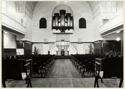 Interieur van de Wilhelminakerk met orgel en preekstoel, geheel gerenoveerd door ca. 75 leden van de gemeente onder leiding van de wijkpredikant Ds.C. van de Velde., NL-HlmNHA 54005062