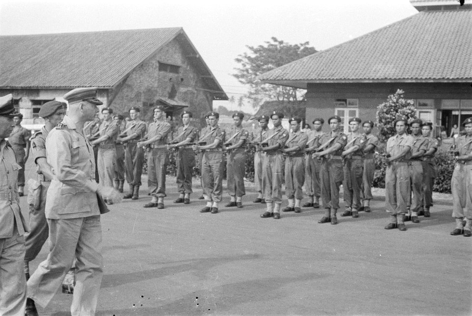 Inspectie van de troepen. Links Generaal-majoor E. Engles, Hoofd Directoraat Cen, Bestanddeelnr 246-3-3