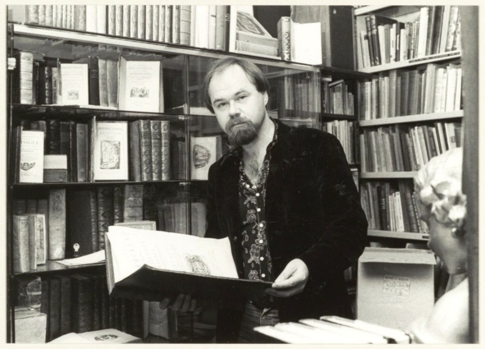 Interieur boeken antiquariaat aan de Kleine Houtstraat. Foto Bubb Kuyper eigenaar. NL-HlmNHA 54011478