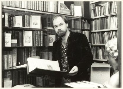 Interieur boeken antiquariaat aan de Kleine Houtstraat. Foto Bubb Kuyper eigenaar. NL-HlmNHA 54011478
