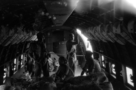 Interieur van een Dakota C47 met parachutisten en lading, Bestanddeelnr 2705