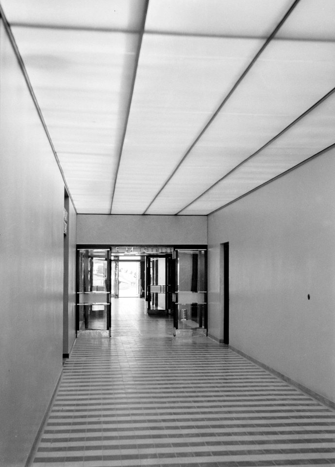 Interieur van de de aankomsthal van de luchthaven van Warschau in Polen, Bestanddeelnr 190-0022