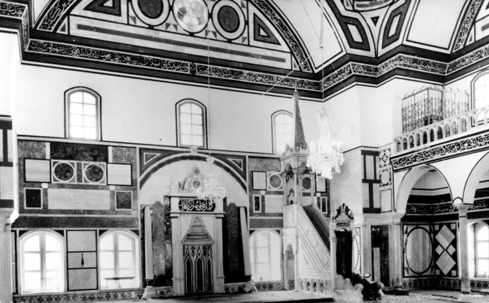 Interieur van de El Jezzar Moskee met het gezicht op de mirab en de preekstoel, Bestanddeelnr 255-2528