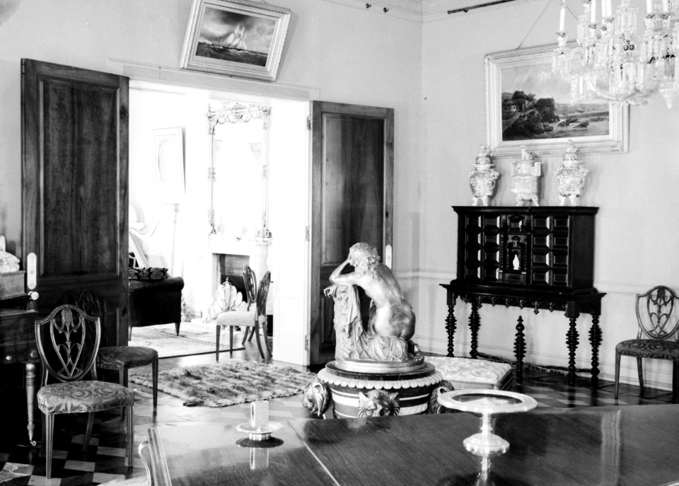 Interieur van een huis met antieke inrichting, Bestanddeelnr 255-9585