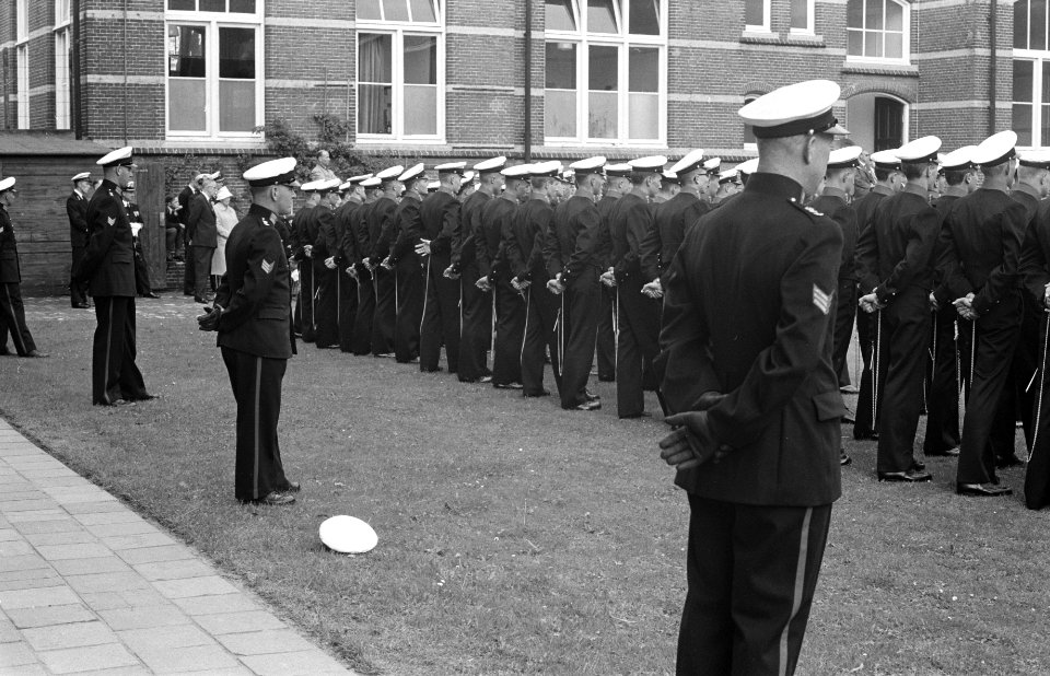 Installatie adelborsten in Den Helder . Petje in het gras, Bestanddeelnr 912-8959